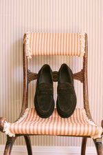Officine Creative Penny Loafer 'Balfron Flexi 001' dunkelbraun aus Veloursleder mit flexiblem Naturkautschuk-Sohle, frontal auf gestreiftem Stuhl.