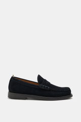 Officine Creative Penny Loafer 'Balfron Flexi 001' dark navy, seitlich fotografiert, Veloursleder, flexible Naturkautschuksohle.