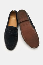 Officine Creative Penny Loafer 'Balfron Flexi 001' dark navy, Veloursleder, flexible Laufsohle, Ansicht von oben mit Schuhsohle sichtbar.