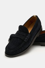 Officine Creative Penny Loafer 'Balfron Flexi 001' dark navy aus geschmeidigem Veloursleder, seitlich und leicht von oben fotografiert.