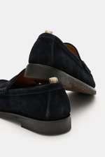 Officine Creative Penny Loafer 'Balfron Flexi 001' dark navy aus Veloursleder, flexible Naturkautschuksohle, seitliche Ansicht von hinten oben.