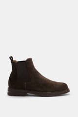 Officine Creative Chelsea Boot 'Dude Flexi' braun in side view, dark polished suede leather, Goodyear welted, slim silhouette with elastic sides, leather lining, natural rubber sole, and pull tab for easy wear. Vielseitig durch den Herbst und Winter beweg