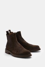 Officine Creative Chelsea Boot 'Dude Flexi' braun in polished suede leather, Goodyear welted, slim silhouette, side elastic, leather lining, rubber sole, front-side view.