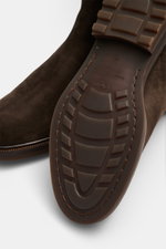 Close-up view of the sole and side of the Officine Creative Chelsea Boot 'Dude Flexi' braun, showcasing the flexible rubber outsole and brown polished leather upper. Vielseitig durch den Herbst und Winter bewegen Sie sich mit dem Chelsea Boot 'Dude Flexi'