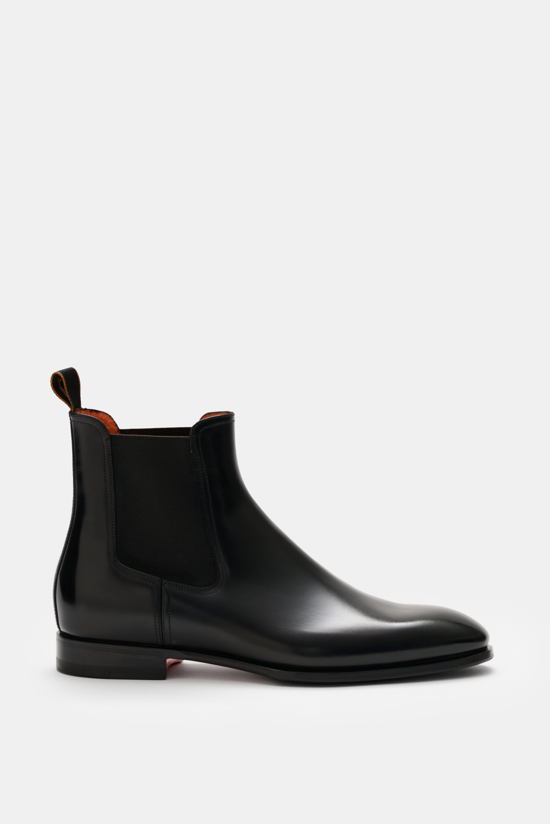 Santoni Chelsea Boot 'Adrian' schwarz seitlich fotografiert, poliertes Glattleder, schmal zulaufend, Elastikeinsätze, Ledersohle mit Kautschuk, Lederfutter.