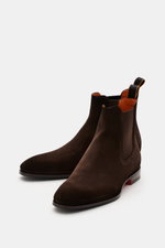 Santoni Chelsea Boot 'Adrian' braun, seitlich oben fotografiert, Veloursleder, schlanke Silhouette, Elastikeinsätze, Lederfutter, Ledersohle mit Kautschuk.