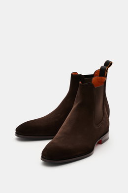 Santoni Chelsea Boot 'Adrian' braun, seitlich oben fotografiert, Veloursleder, schlanke Silhouette, Elastikeinsätze, Lederfutter, Ledersohle mit Kautschuk.