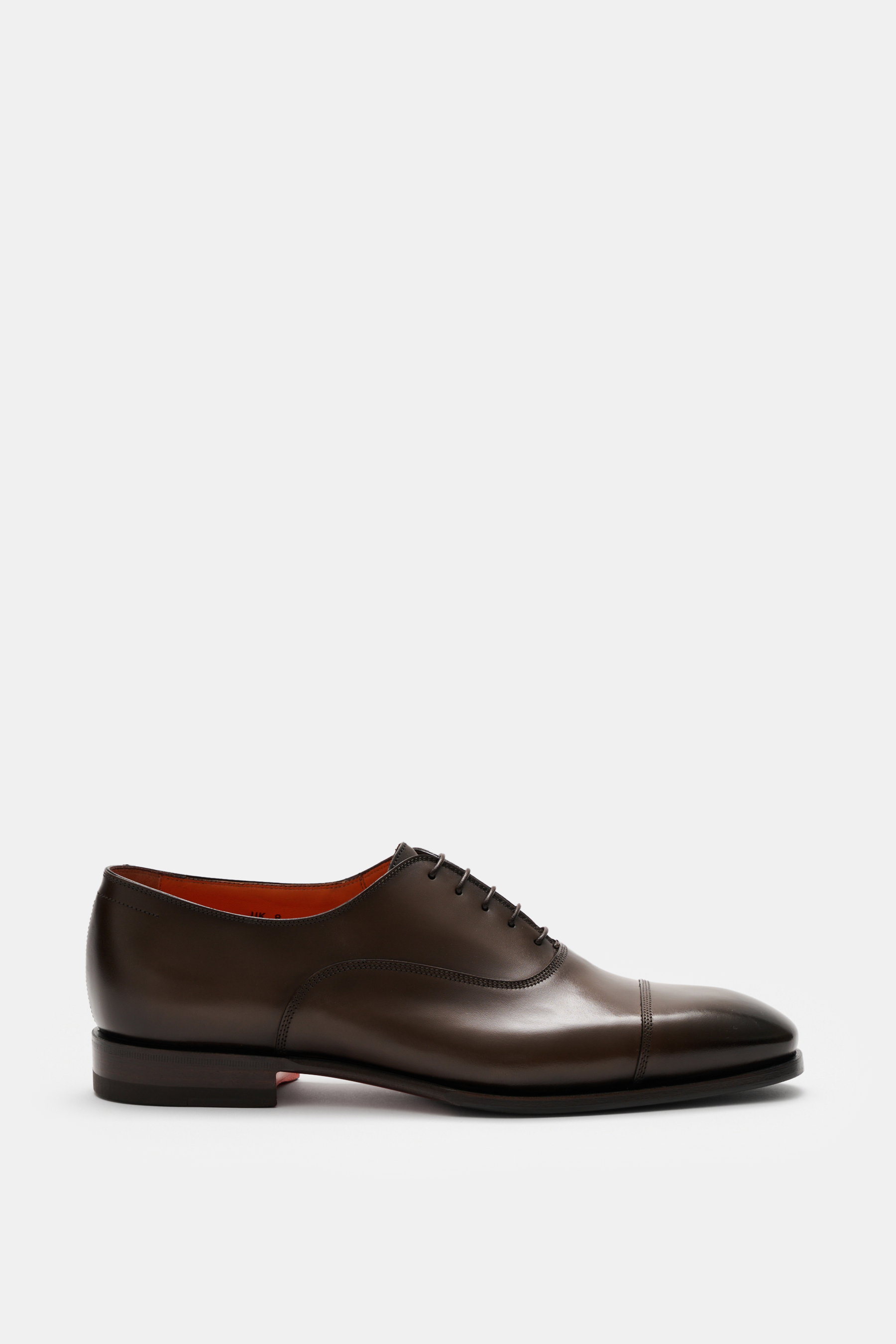 Santoni Oxford 'Adrian' dunkelbraun seitlich fotografiert, schmal zulaufend, Glattleder mit Farbverlauf, Fünf-Loch-Schnürung, Querkappe, ledernes Innenfutter, gummierte Ledersohle.