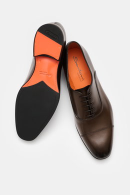 Top and sole views of Santoni Oxford shoes dark brown in premium smooth leather with tapered silhouette and closed five-eyelet lacing.

Description:  
<p>Classic, elegant, timeless: These elegant, Italian-made Oxford shoes with a leather sole from SANTONI