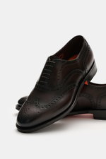 Santoni Oxford 'Collin' dunkelbraun aus geschmeidigem Glattleder mit Full-Broguings, Sechs-Loch-Schnürung, Lederfutter, Kautschuksohle, seitliche Nahaufnahme.