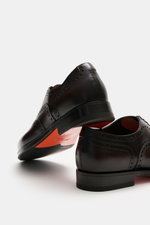 Santoni Oxford 'Collin' dunkelbraun, seitliche Nahaufnahme, Glattleder, Full-Broguings, schmale Silhouette, Sechs-Loch-Schnürung, rote Kautschuksohle.