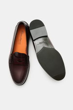 Santoni Penny Loafer 'Quentin' bordeaux aus softem Veloursleder, schmal zulaufend, mit Ziernaht, Penny-Strap, innen Leder, flexible Kautschuksohle, Kautschukabsatz, Draufsicht auf Schuh und Sohle.