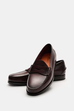 Santoni Penny Loafer 'Quentin' bordeaux, frontal fotografiert, mit softem Veloursleder, schmal zulaufender Silhouette, Ziernaht, Penny-Strap, ledernem Futter, flexibler Kautschuksohle und Absatzverstärkung.