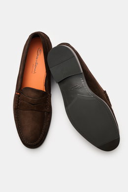 Santoni Penny Loafer 'Quentin' braun, von oben fotografiert, aus softem Veloursleder, schmal zulaufende Silhouette, mit Ziernaht, Penny-Strap, ledernem Innenfutter, flexibler Kautschuksohle und Kautschukverstärkung am Absatz.