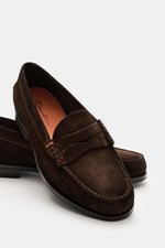 Santoni Penny Loafer 'Quentin' braun aus softem Veloursleder, schmal zulaufend, mit Ziernaht, Penny-Strap, Lederfutter, flexibler Kautschuksohle, von schräg oben fotografiert.