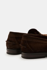 Santoni Penny Loafer 'Quentin' braun aus softem Veloursleder, schmal zulaufende Silhouette, Ziernaht, Penny-Strap, ledernes Innenfutter, flexible Kautschuksohle, Kautschukverstärkung am Absatz, Rückansicht.