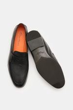 Santoni Loafer 'Carter' schwarz aus feinem, handgefärbtem Glattleder, schmal zulaufend, mit Penny-Strap, Steppnaht, Lederinnenfutter, Laufsohle und kautschukverstärktem Absatz, von oben fotografiert, zeigt Oberseite und Sohle.