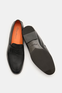 Santoni Loafer 'Carter' schwarz aus feinem, handgefärbtem Glattleder, schmal zulaufend, mit Penny-Strap, Steppnaht, Lederinnenfutter, Laufsohle und kautschukverstärktem Absatz, von oben fotografiert, zeigt Oberseite und Sohle.