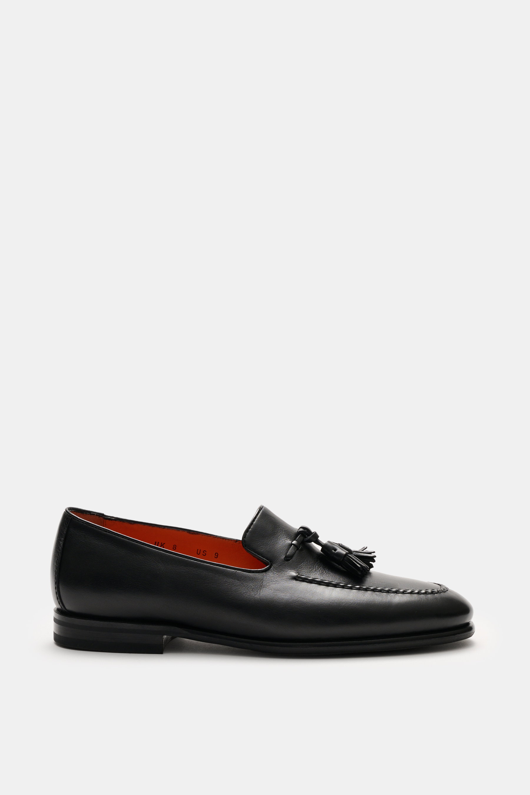Santoni Tassel-Loafer 'Carter' schwarz seitlich fotografiert, geschmeidiges Leder, schmal zulaufende Silhouette, Ziernaht, typische Tassel, ledernes Innenfutter, flexible Kautschuksohle, Kautschukverstärkung am Absatz.