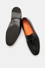 Santoni Tassel-Loafer 'Carter' schwarz, von oben fotografiert, zeigt geschmeidiges Leder, schmal zulaufende Silhouette, Vorderkappe mit Ziernaht, typische Tassel, ledernes Innenfutter, flexible Kautschuksohle und Kautschukverstärkung am Absatz.