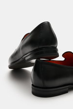 Santoni Tassel-Loafer 'Carter' schwarz, Detailansicht von hinten oben, geschmeidiges Leder, schmal zulaufende Silhouette, Ziernaht, typische Tassel, ledernes Innenfutter, flexible Kautschuksohle, Kautschukverstärkung am Absatz.
