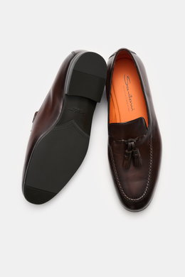 Santoni Tassel loafer 'Carter' brown shown from above, featuring supple leather, narrow tapered silhouette, front cap with decorative seam, typical tassel, leather lining, flexible rubber sole, and rubber reinforcement on the heel.