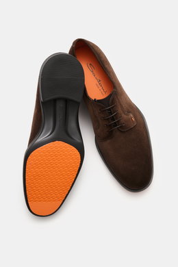 Santoni Derby 'Easy On' braun aus geschmeidigem Veloursleder, schmale Silhouette, offene Vier-Loch-Schnürung, von oben und unten fotografiert.