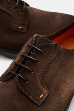 Santoni Derby 'Easy On' braun aus Veloursleder, schmale Silhouette, offene Vier-Loch-Schnürung, Detailaufnahme von oben schräg.