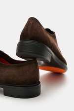 Santoni Derby 'Easy On' braun in schräger Nahaufnahme von hinten, Veloursleder, schmale Silhouette, Kautschuksohle, ledernes Innenfutter.