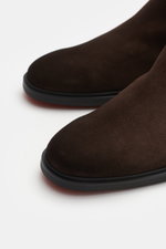 Santoni Chelsea Boot dunkelbraun aus softem Veloursleder, schmal zulaufend mit elastischem Einsatz und Kautschuksohle, Frontnah fotografiert.