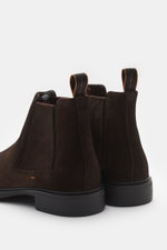 Santoni Chelsea Boot dunkelbraun aus softem Veloursleder, seitlich verdeckte Elastikeinsätze, Anziehschlaufe, Lederfutter, Kautschuksohle, Rückansicht.