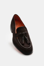Santoni Tassel Loafer 'Easy On' dunkelbraun in leichter schmal zulaufender Form, aus feinem Veloursleder, mit Lederquasten und orangenem Innenfutter, von oben fotografiert.