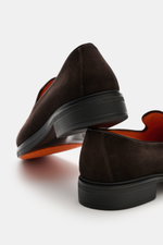 Santoni Tassel Loafer 'Easy On' dunkelbraun aus feinem Veloursleder, schmal zulaufend, mit orangenem Innenfutter und leichter Kautschuksohle, Rückansicht.