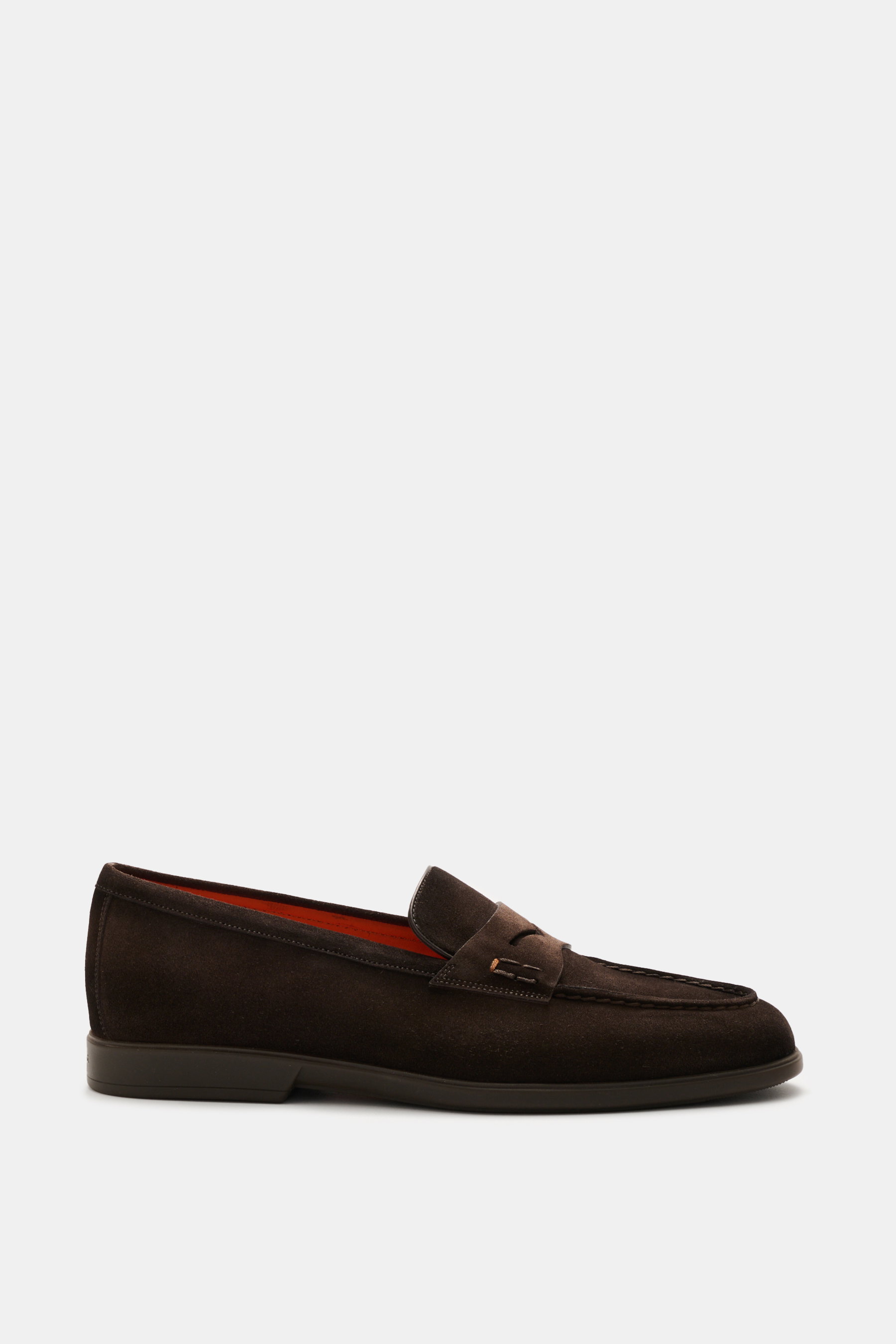 Santoni Penny Loafer 'Malibu' dunkelbraun, seitliche Aufnahme, feines Veloursleder, Penny Strap, Steppnaht, orangenes Innenfutter, leichte Kautschuksohle.