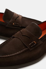 Santoni Penny Loafer 'Malibu' dunkelbraun, aus feinem Veloursleder mit Penny Strap, orangenem Innenfutter, Kautschuksohle, Nahaufnahme von oben schräg.