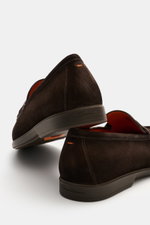 Santoni Penny Loafer 'Malibu' dunkelbraun, handgefertigt aus feinem Veloursleder, seitlich fotografiert mit orangenem Innenfutter und Kautschuksohle.