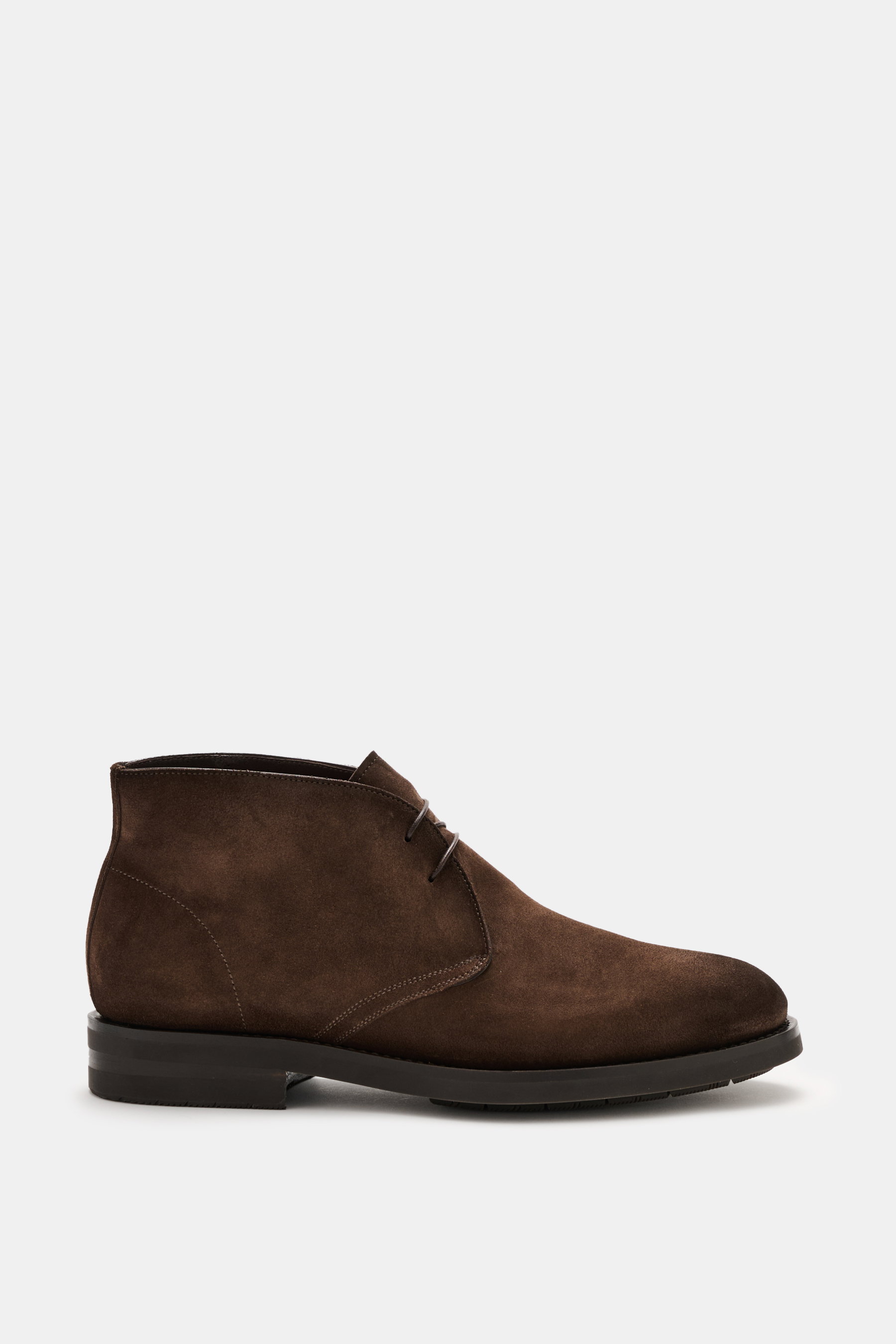 Santoni Desert Boot 'Collin' dunkelbraun aus geschmeidigem Veloursleder, seitliche Ansicht, schmale Silhouette, offene Zwei-Loch-Schnürung, ledernes Innenfutter, Kautschuk-Laufsohle.