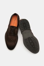 Santoni Derby 'Collin' dunkelbraun aus Veloursleder mit Full-Broguings und offener Fünf-Loch-Schnürung, Schuh von oben und Sohle seitlich.