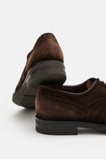 Santoni Derby 'Collin' dunkelbraun aus Veloursleder mit Full-Brogue, Fünf-Loch-Schnürung, Lederfutter, Kautschuksohle, seitliche Detailaufnahme.