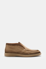 Santoni Desert Boot 'Detroit' taupe aus geschmeidigem Veloursleder seitlich fotografiert, mit schmaler Silhouette, Ziernaht, Leder-Innenfutter und flexibler Gummisohle.