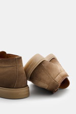 Santoni Desert Boot 'Detroit' taupe aus geschmeidigem Veloursleder, flexible Gummisohle, Sneaker-Stil, schmal zulaufend, Ziernaht, von schräg hinten fotografiert.