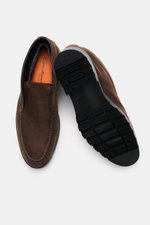 Santoni Desert Boot 'Detroit Rock' braun aus feinem Velourswildleder, schmal zulaufend mit Ziernaht, Profil-Gummisohle, Lederinnenfutter, Draufsicht und Sohlenansicht.