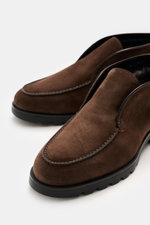Santoni Desert Boot 'Detroit Rock' braun aus feinem Velourswildleder mit schmaler Silhouette, Ziernaht, Lederinnenfutter und profilierter Gummisohle, Nahaufnahme schräg von oben.