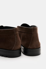 Santoni Desert Boot 'Detroit Rock' braun, Nahaufnahme von hinten, geschmeidiges Veloursleder, schmal zulaufende Silhouette, Ziernaht, Innenfutter aus Leder, profilierte Gummisohle.