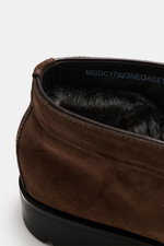 Nahaufnahme von Santoni Desert Boot 'Detroit Rock' braun aus feinem Textur-Veloursleder, Innenfutter aus Leder, Ziernaht an der Vorderkappe, schmal zulaufende Silhouette, profilierte Gummisohle, Blick von oben auf den Schaft.