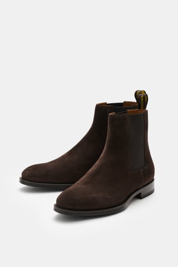 Doucal's Chelsea Boot 'Orvieto Flex' dunkelbraun aus feinem Veloursleder, schmal zulaufend, mit elastischen Einsätzen, ledernem Innenfutter, Ledersohle mit Kautschuk, seitliche Perspektive.