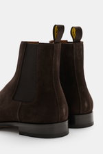 Doucal's Chelsea Boot 'Orvieto Flex' dunkelbraun aus feinem Veloursleder, schmal zulaufend, mit elastischen Einsätzen, ledernem Innenfutter, Ledersohle mit Kautschuk, Rückansicht.