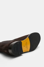 Doucal's Chelsea Boot 'Orvieto Flex' dunkelbraun aus feinem Veloursleder mit schmal zulaufender Silhouette, elastischen Einsätzen, ledernem Innenfutter und Ledersohle mit Kautschukpartien, liegend von unten fotografiert.
