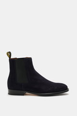 Seitenansicht des Doucal's Chelsea Boot 'Orvieto Flex' navy aus feinem Veloursleder mit schmal zulaufender Silhouette, elastischen Einsätzen, ledernem Innenfutter und Ledersohle mit Kautschukpartien.