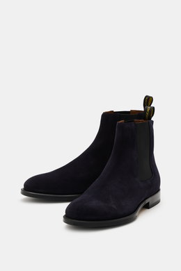 Doucal's Chelsea Boot 'Orvieto Flex' navy aus feinem Veloursleder, schmal zulaufende Silhouette, elastische Einsätze, ledernes Innenfutter, Ledersohle mit Kautschuk, seitliche Nahaufnahme.